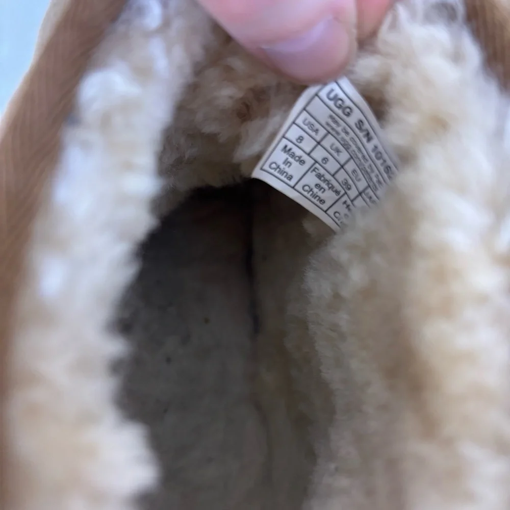 UGG Chestnut‎ Short Classic Winter Fur Lined Boots Women’s 8